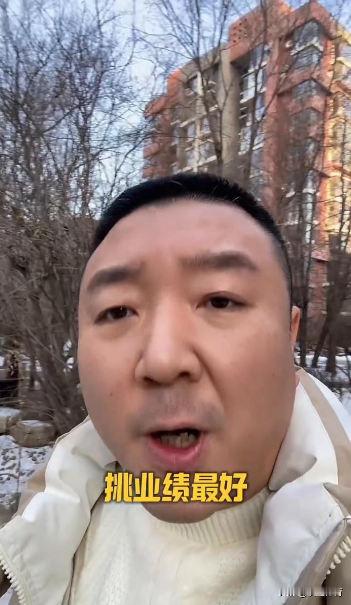 别再迷信“颜值至上”了，夜场的生存法则，早就变了。
颜值最高的，往往最先被淘汰。