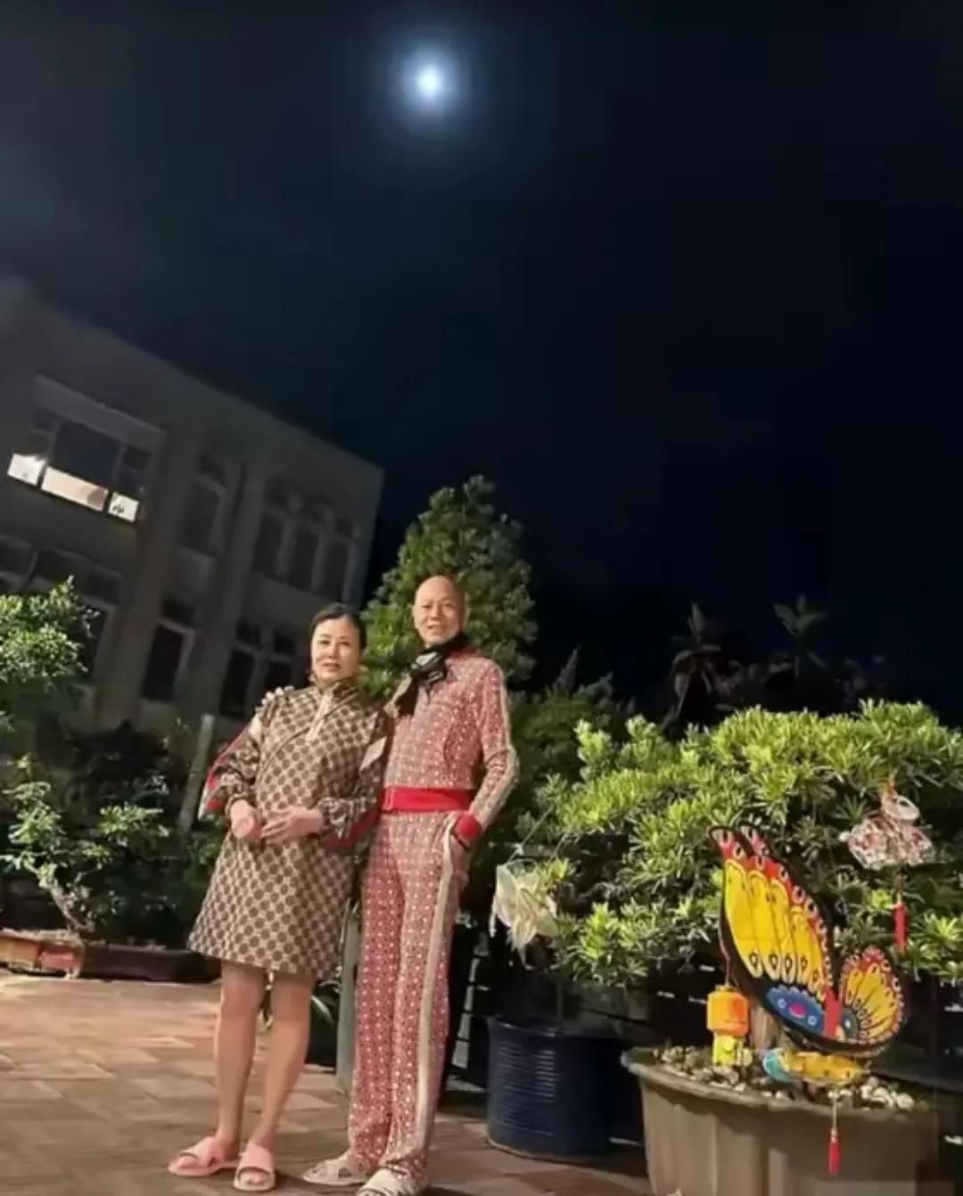 汪明荃罗家英最新同框
呵呵，看到罗家英的打扮，我怎么想笑呢
说实话，这个年龄这样