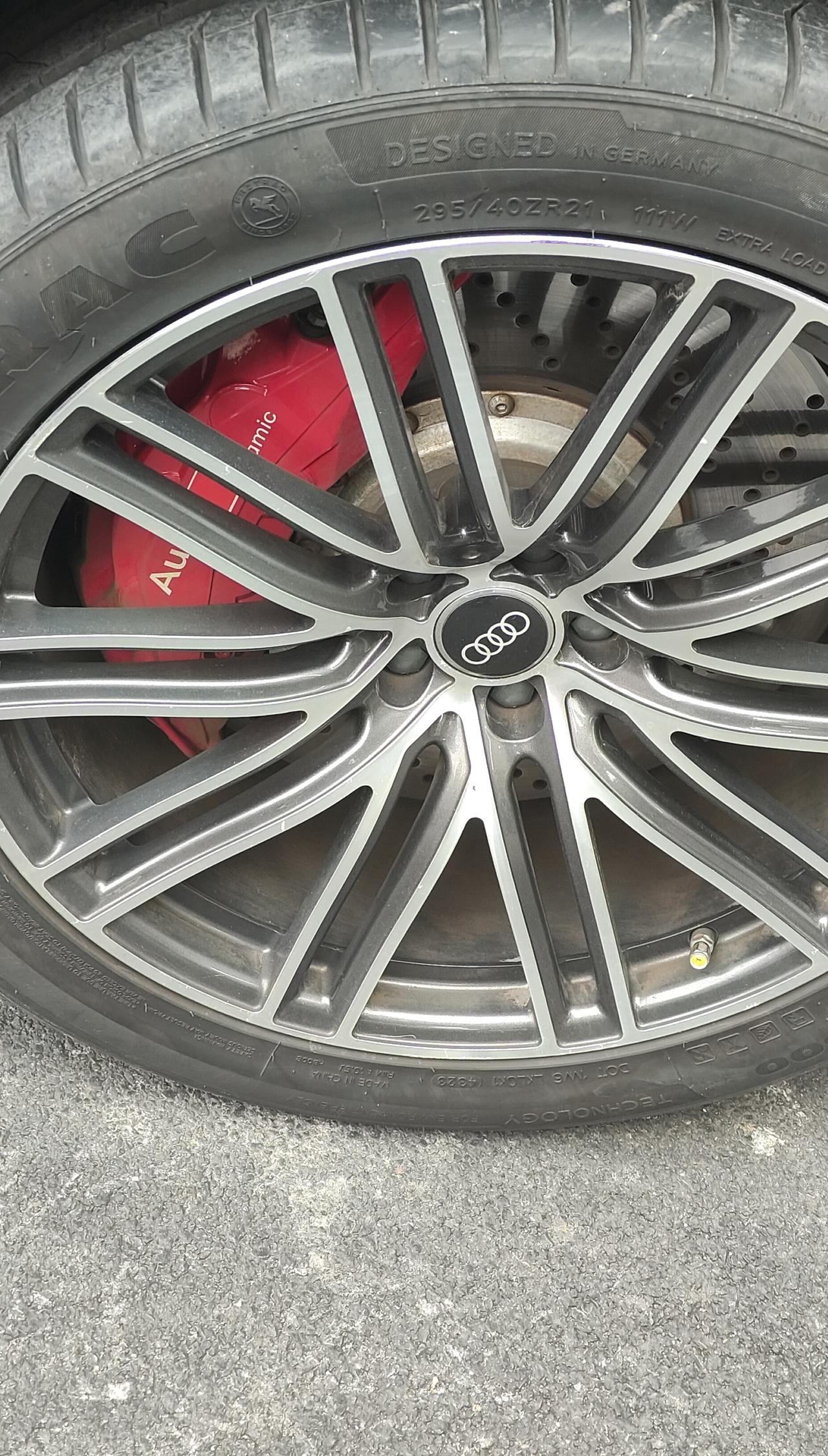 通过这个轮毂和刹车卡钳
你们猜猜这车价位
是多少钱落地