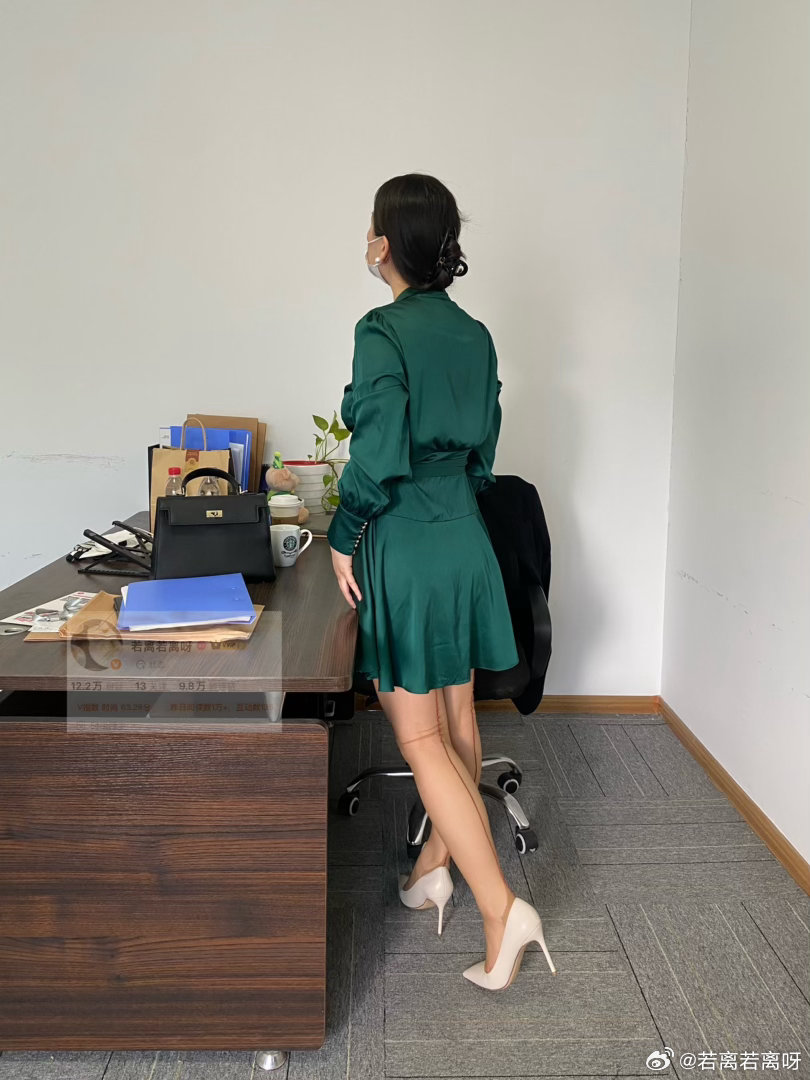 偏爱这抹温柔绿，脚下的白色高跟鞋，更是点睛之笔🍃法式穿搭春夏穿搭连衣裙ootd