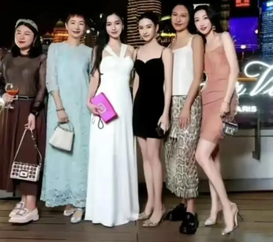 何超莲在戛纳与众多明星合影，身材爆表，美貌出众，不得不说窦骁真是太有眼光了！