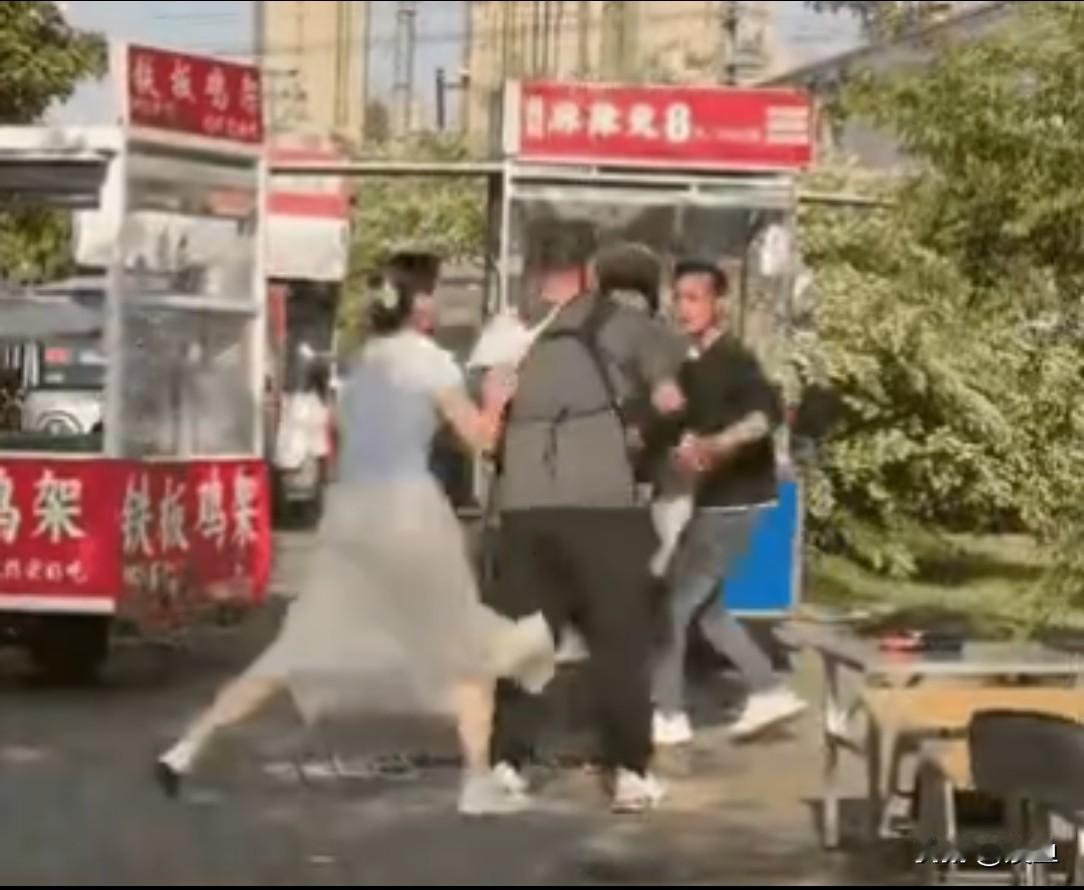 淮南“内裤套头”那事儿

我只想知道，大姐这操作从哪学的？脱内裤套人家头上，我还