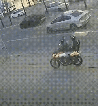 摩托车：这可不关我事，他站的地方太危险了。