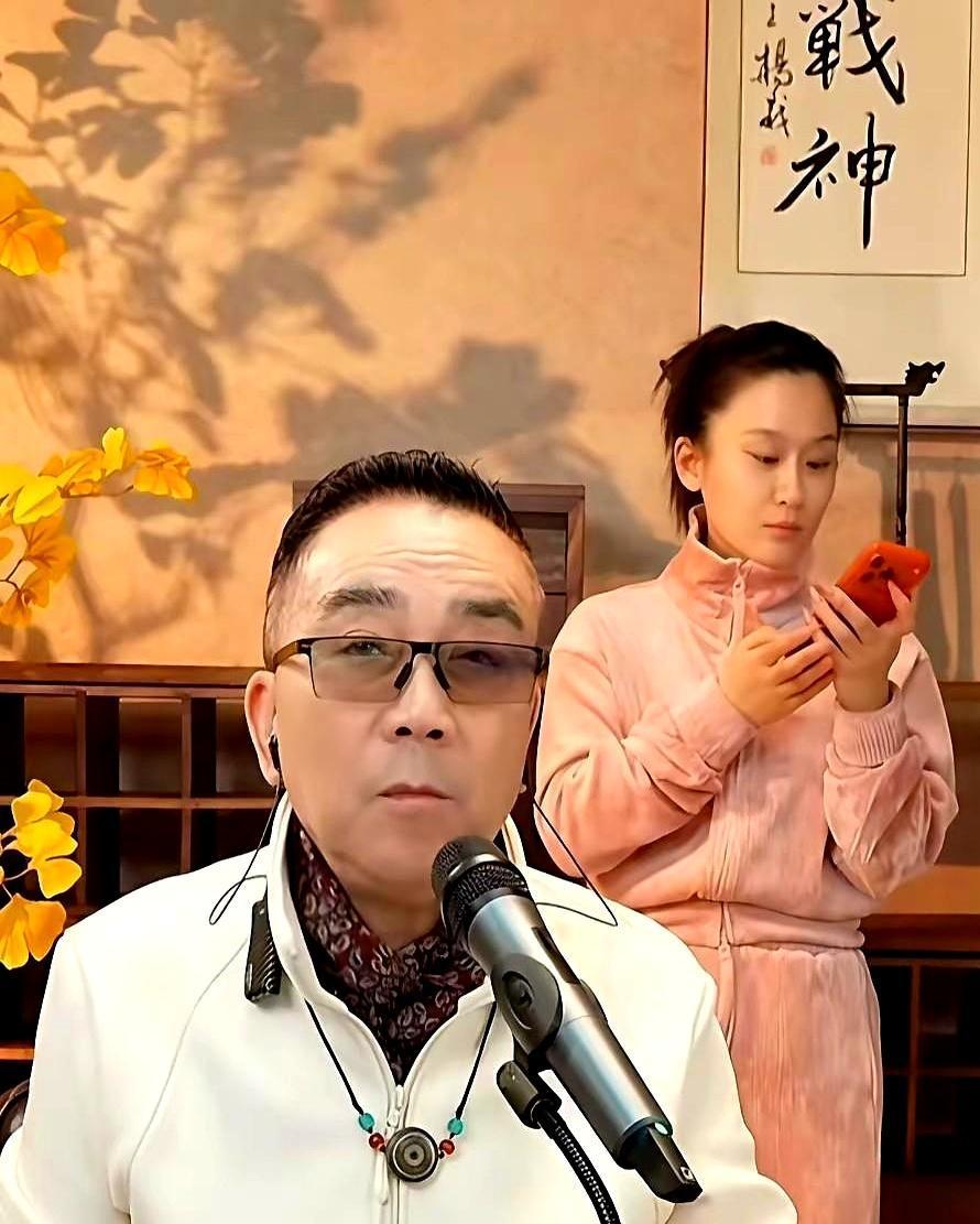 “小黑胖子”“郭老抖”，杨议在直播间里，把郭德纲损了个遍。
 
谁能想到，这位拿