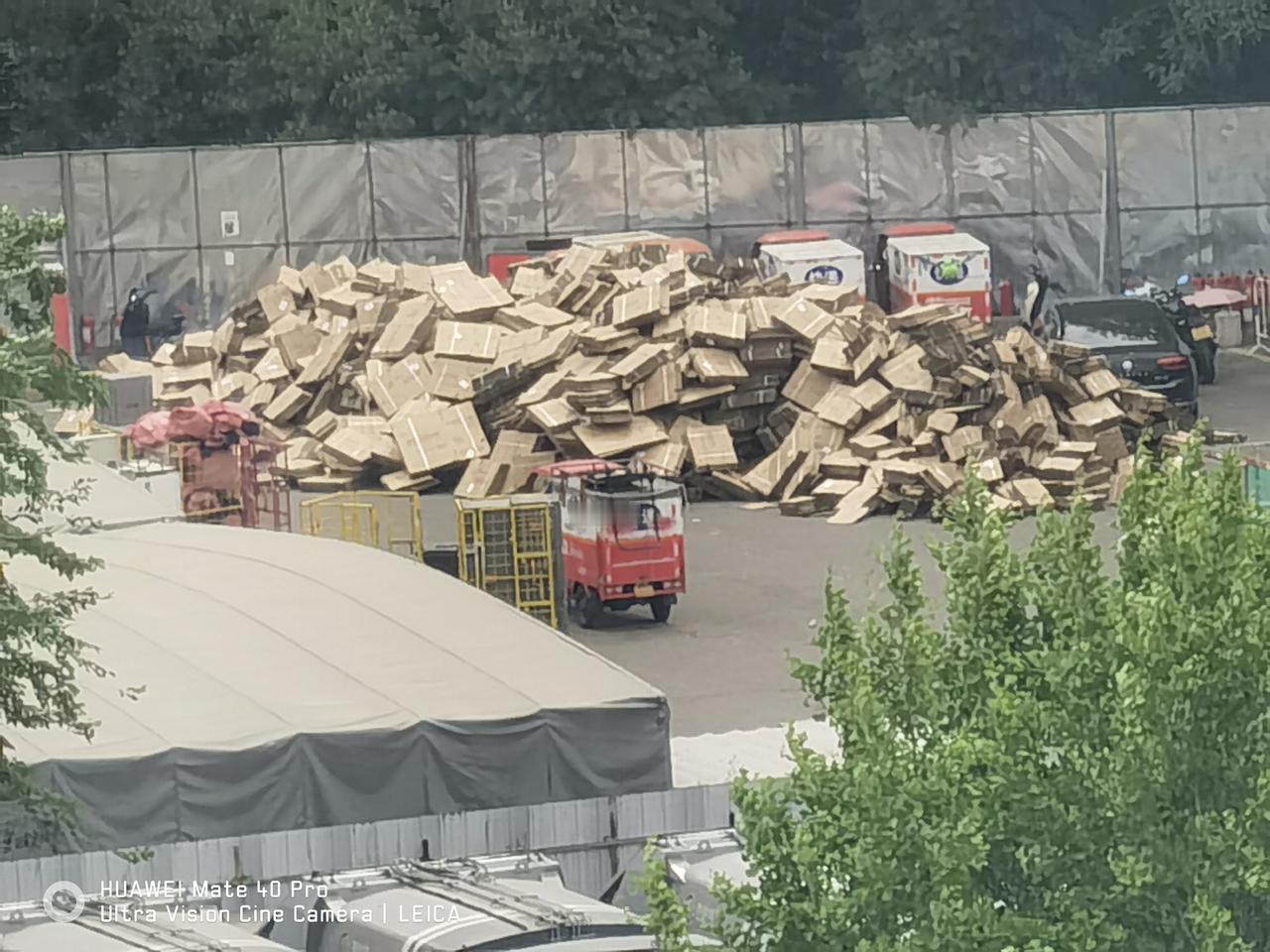 在办公室看到对面京东快递分发集散地。快递包裹大包小包混杂堆放一地。不知道大家看到