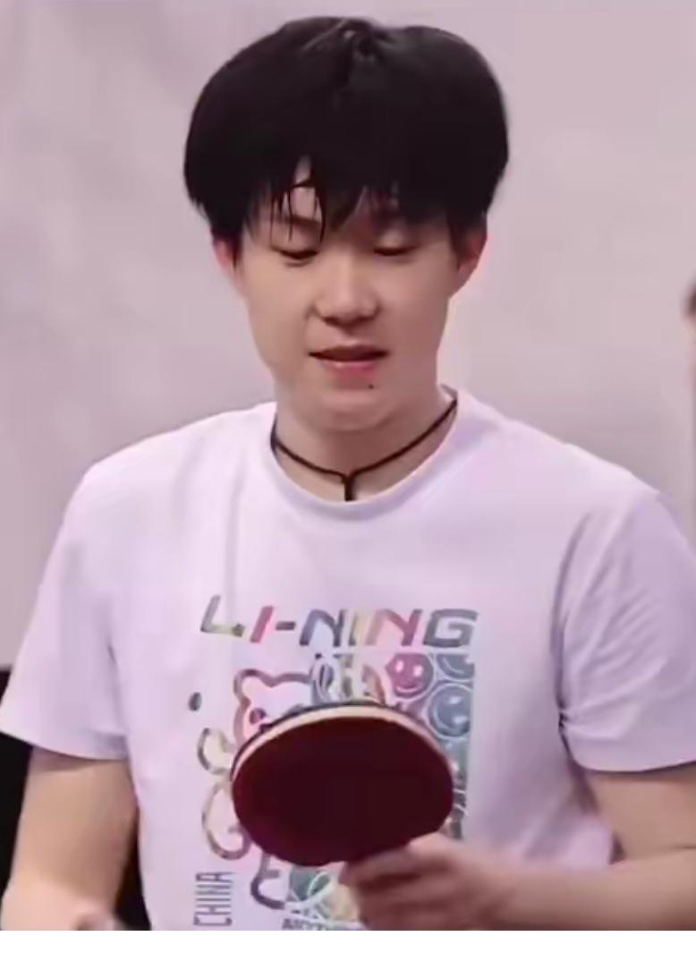 闫安爆猛料了，谈王楚钦私下有两个爱好，一个就是做饭一个是盘串，没想到拽拽的王楚钦