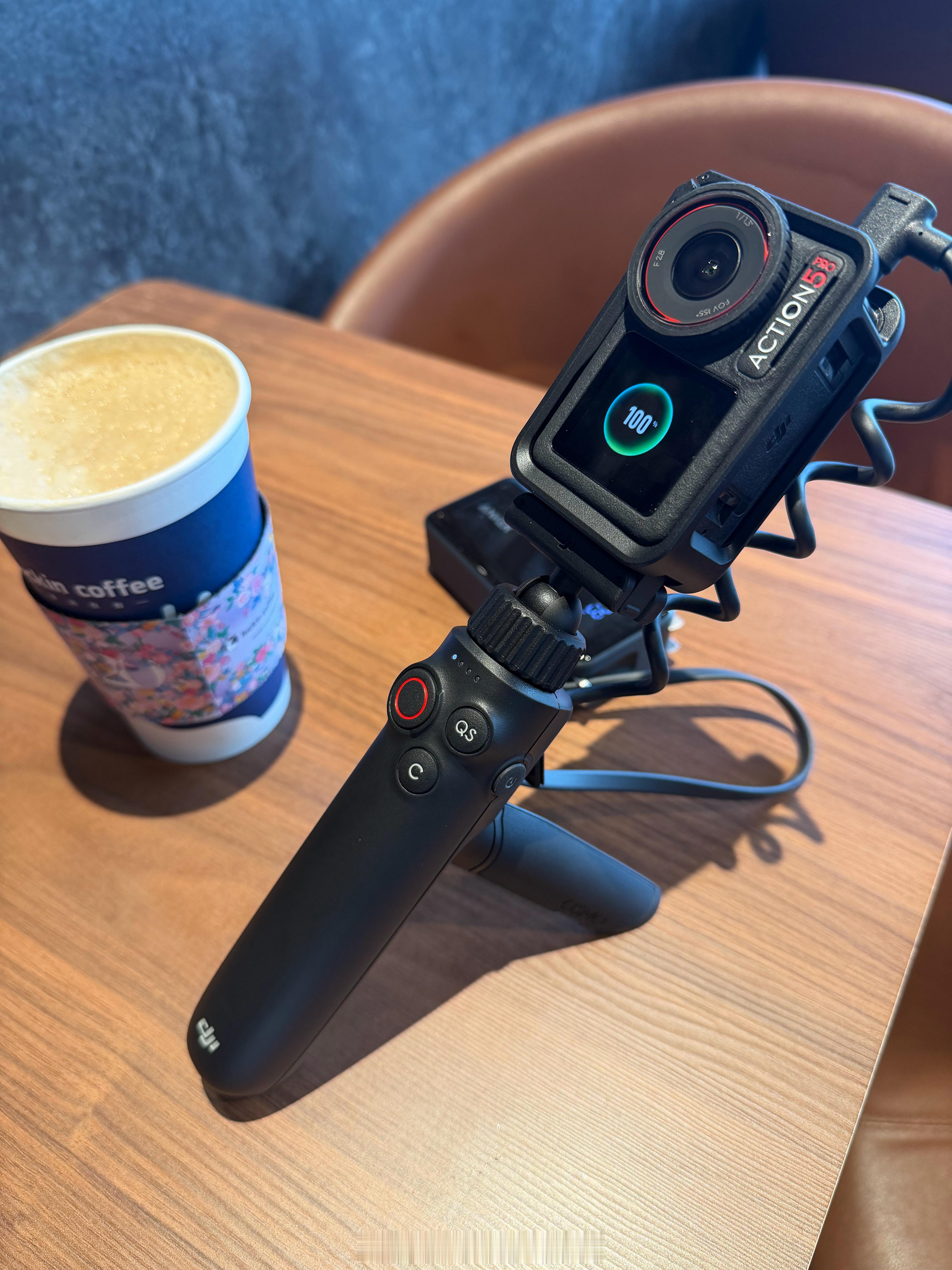 抄底入了个新设备得瑟一下大疆 AC5 配充电手柄赓言赓语[超话] ​​​