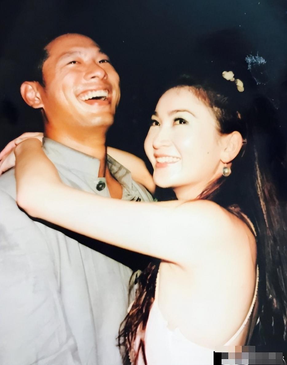 [太阳]2006年，温碧霞因为查出来不能生孩子，哭着跟丈夫何祖光提离婚。谁能想到