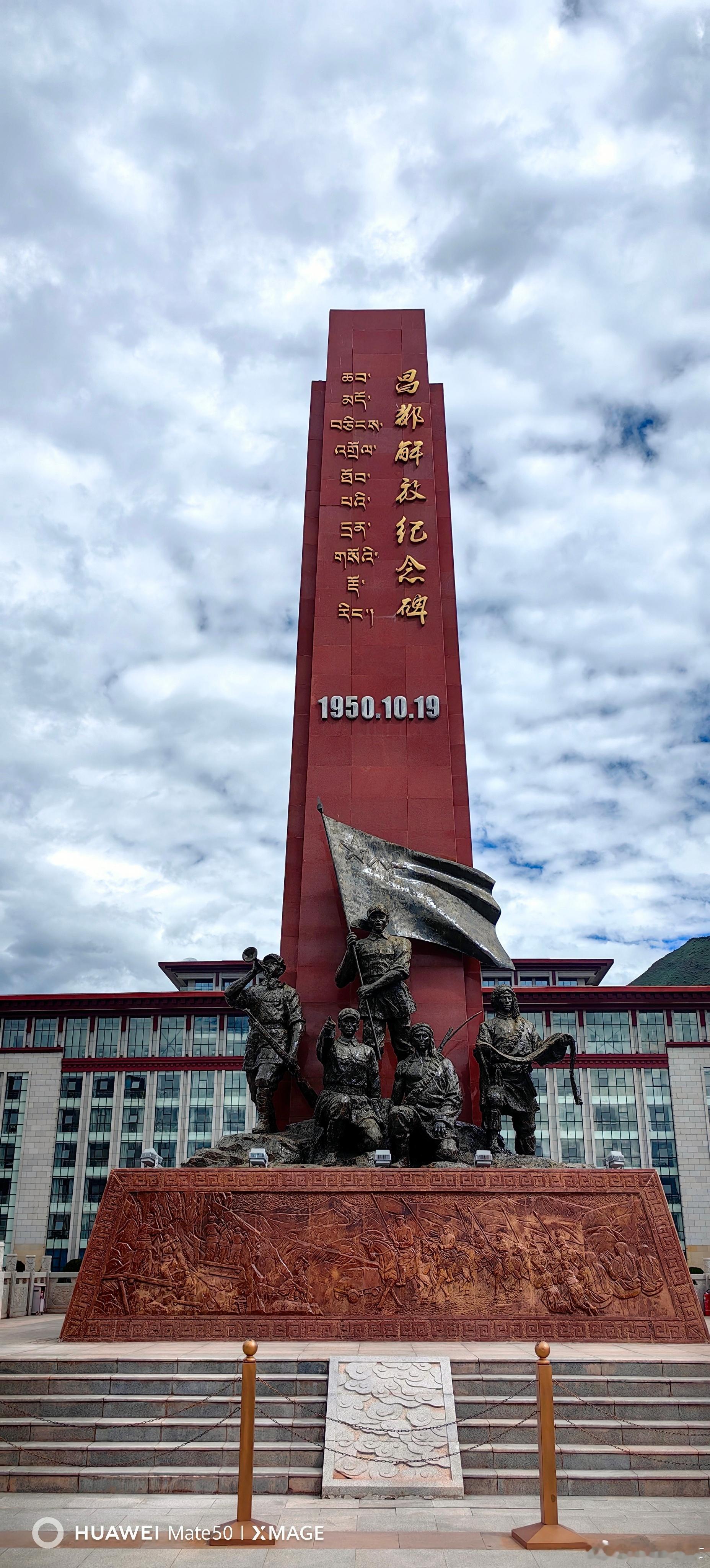 看到一个视频，韩红亲口说，拉萨到昌都的民航航线，是她申请的，是她争取的。作为一个
