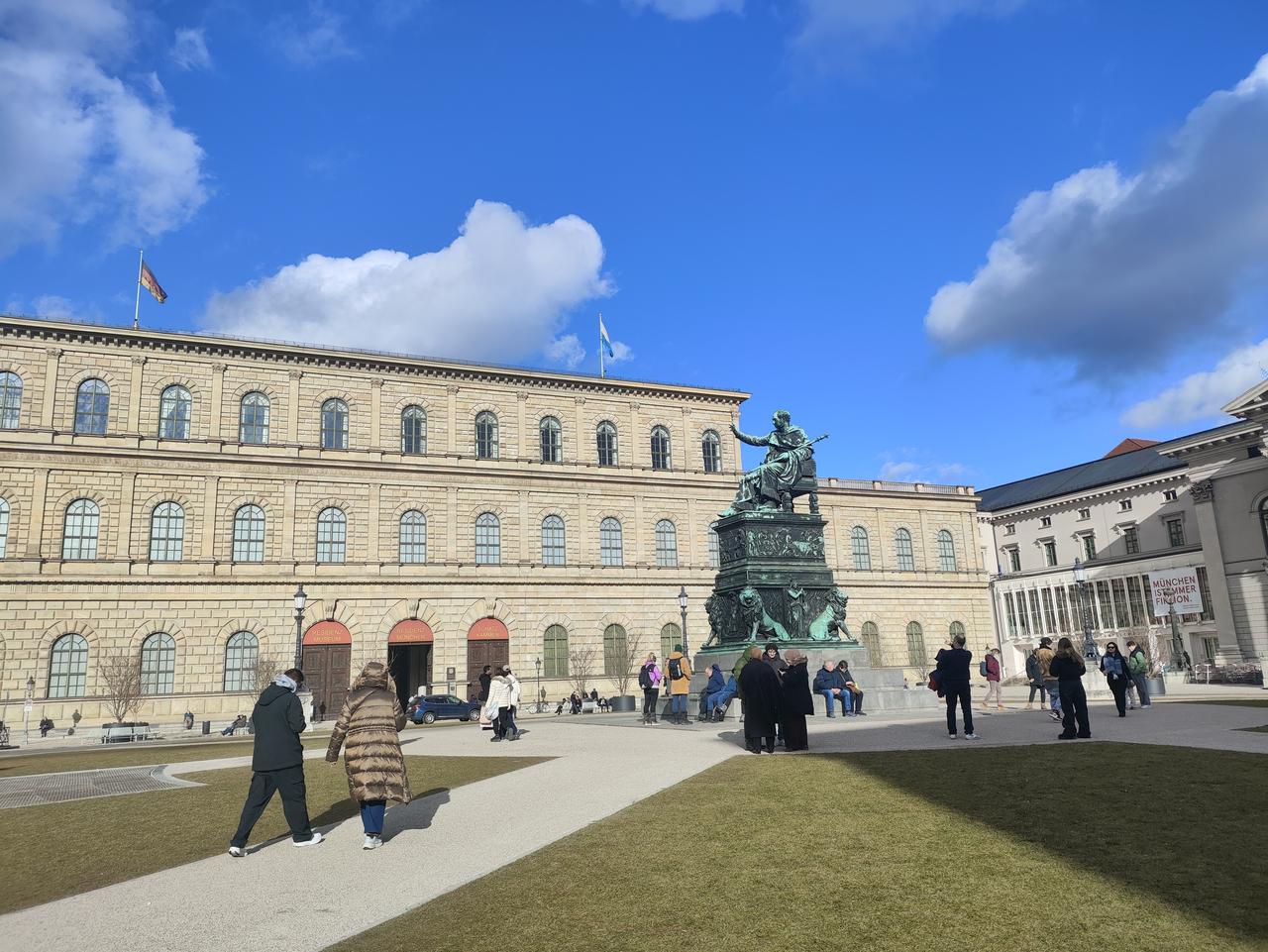 昨天下午从单位门口打车回家，司机可能是看到了我们研究院的定位，上来就问——你们是