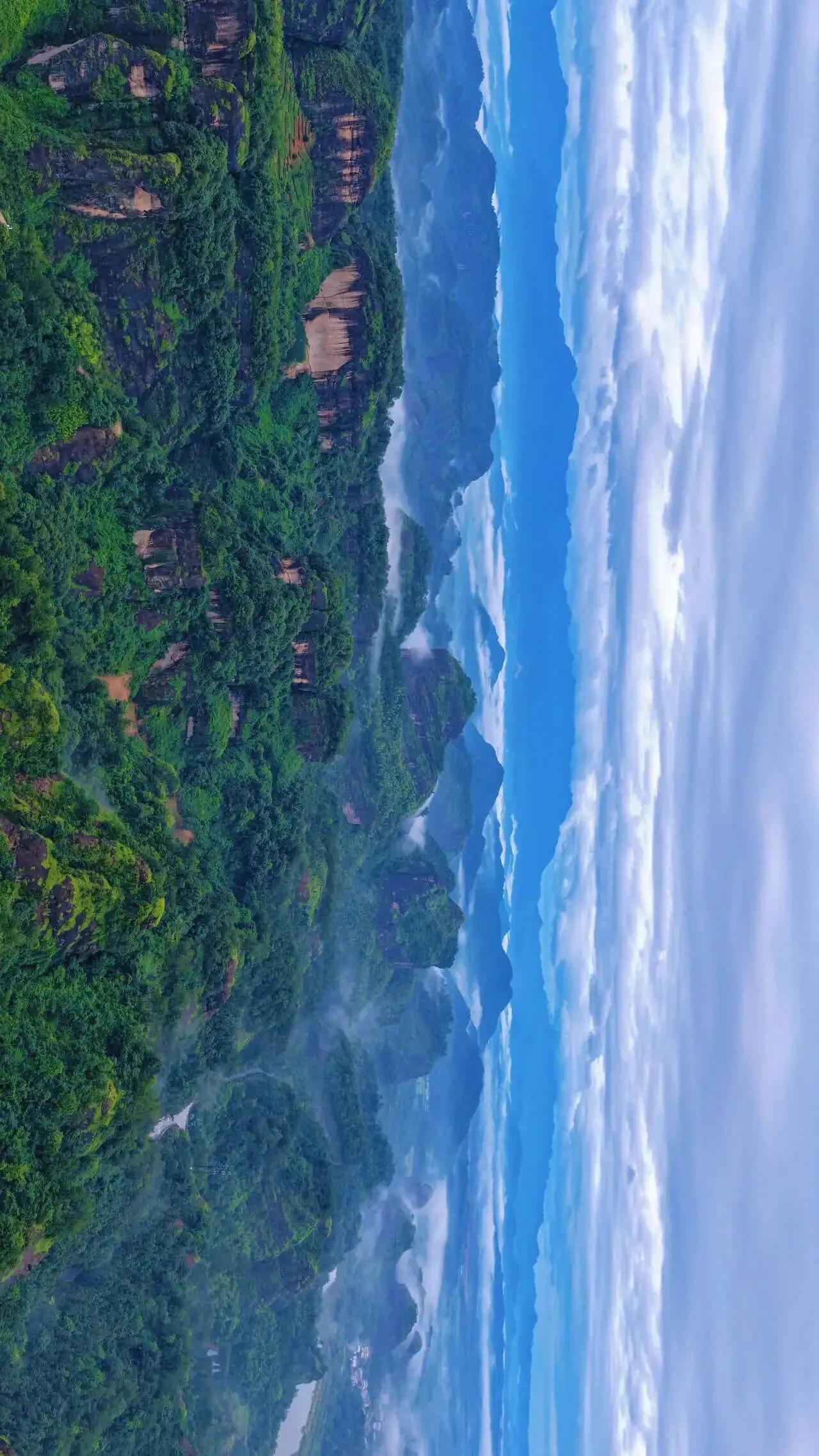 沉浸式云游龙虎山～
雨后的龙虎山，偷偷开启了“仙境模式”，云雾如潮，漫过丹霞峰林