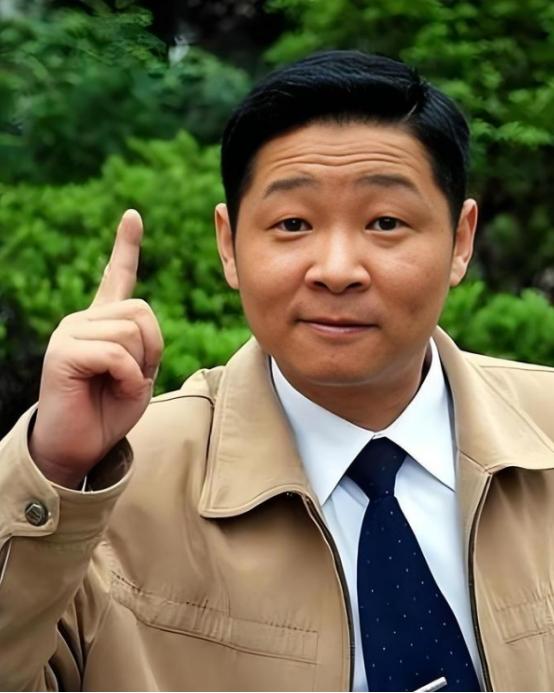 一次，主持人问赵亮：“你以前跟张国立演戏的，现在怎么去养鸡了？”赵亮说：“我现在