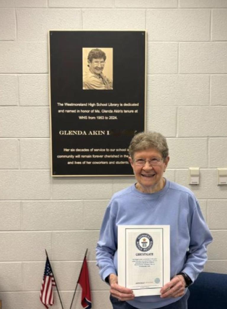 美国田纳西州一名女教师连续在同一间高中任教超61年，打破吉尼斯世界纪录，获“在同