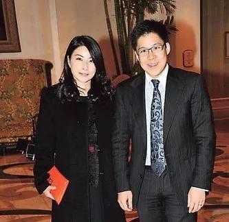郭晶晶: 夫君啊，你这是要当钢铁公司总经理吗？
霍启刚: 贤妻此话何来？
郭晶晶