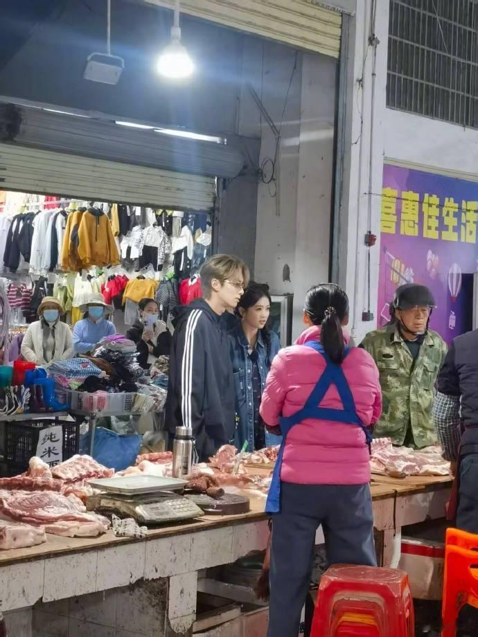 王鹤棣白鹿买菜路透王鹤棣白鹿亲爱的客栈买菜路透 新鲜路透来啦！王鹤棣白鹿菜场同框