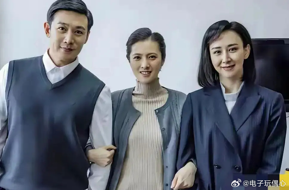 右手搀陆毅，左手挽胡静，这个站在C位穿着蓝色西装的是谁呢？ 