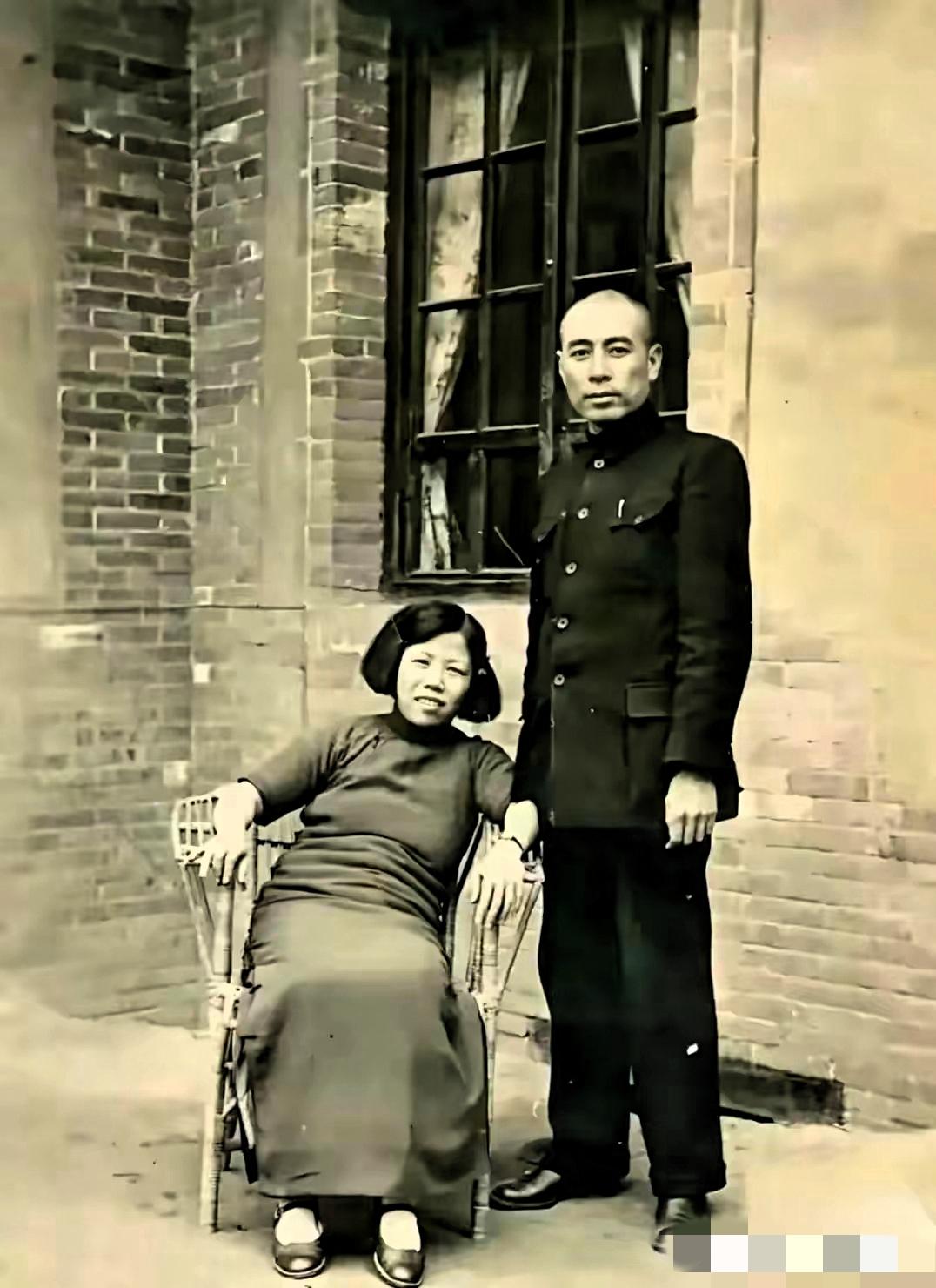 不知为啥，看着周总理的照片就忍不住红眼眶，不是难过，是心疼——他把一辈子都给了党