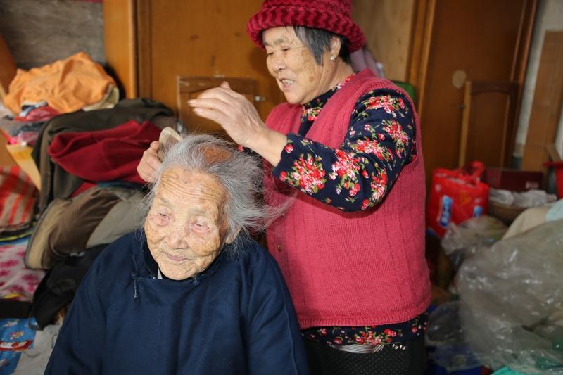 100岁老妈给70岁儿子擀面条吃，这样的温馨画面让人感叹母爱的伟大与不朽。
在这