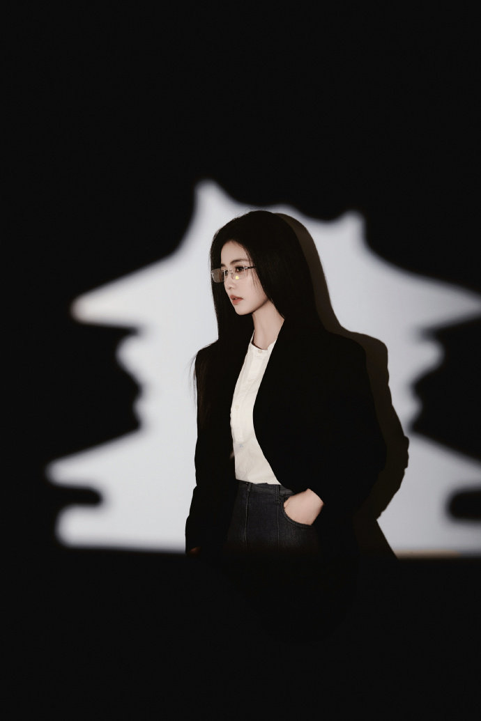 白鹿黑长直无框眼镜冷御感 她是李佩仪也是白鹿她是李佩仪也是白鹿，白鹿黑长直无框眼