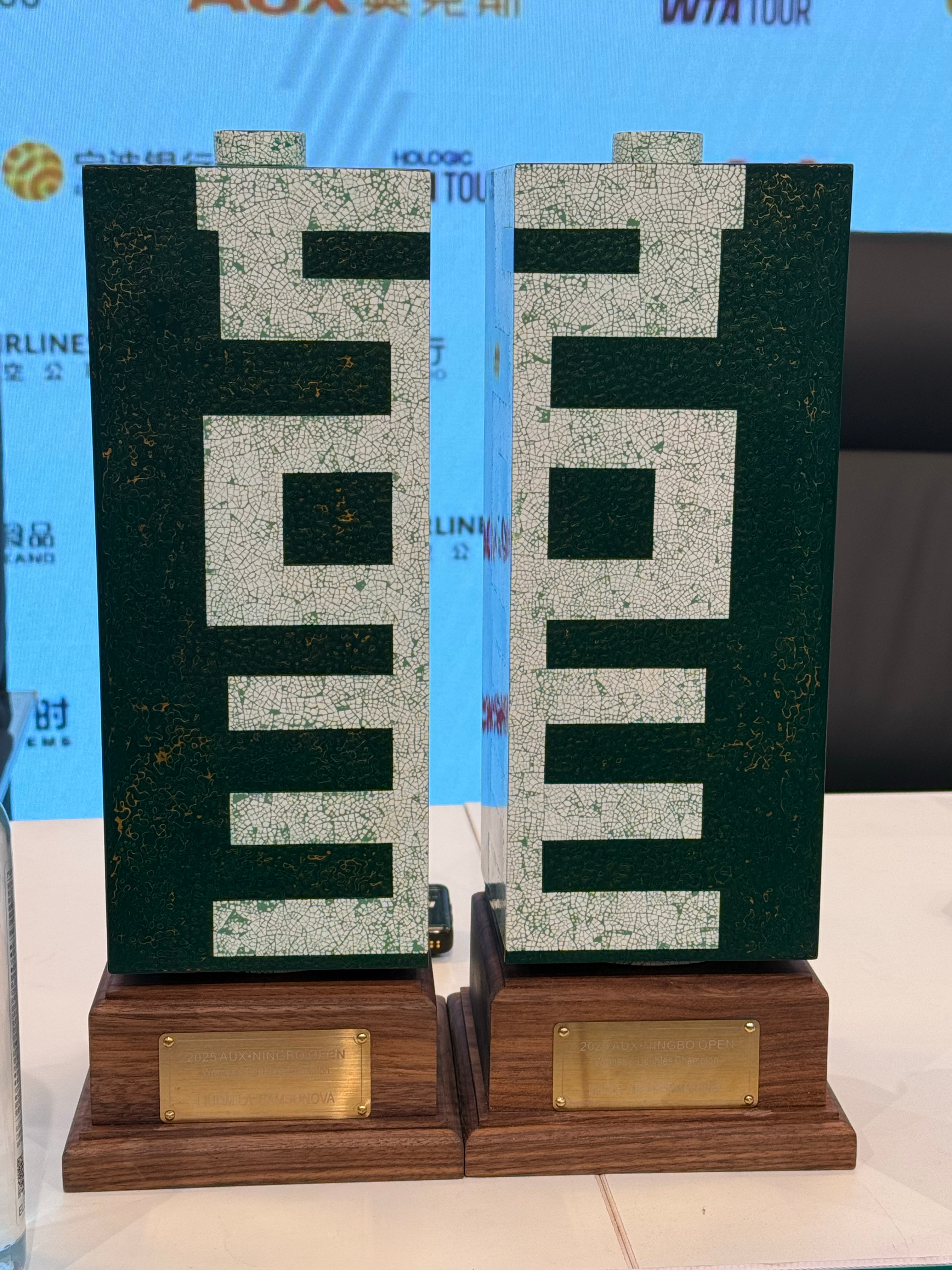 宁波赛女双奖杯设计暗藏玄机！大家认出来两座奖杯组合在一起是什么字了吗？没错就是“