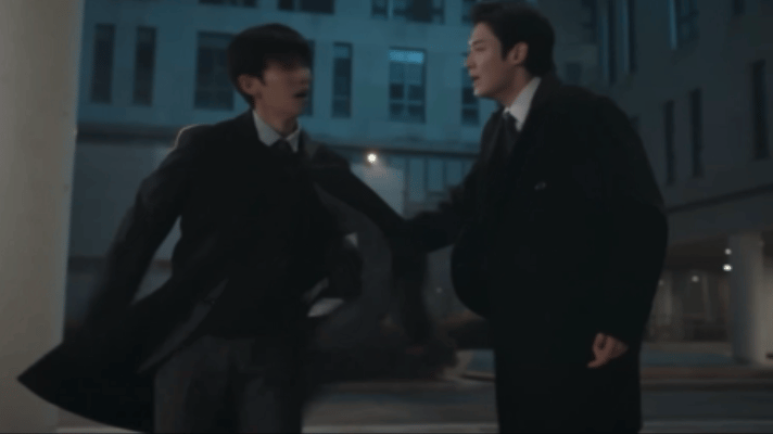 我本来沉浸在悲伤中🥺但是看到采河这个一甩一甩的公文包给我萌到了怎么肥四😆韩剧