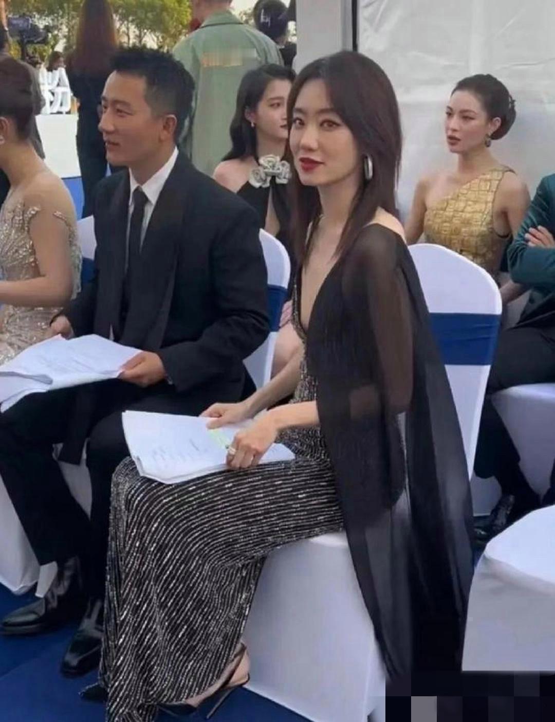 张小斐胸不大却穿低胸装，旁边的黄轩都有点不敢低头看 ​​​