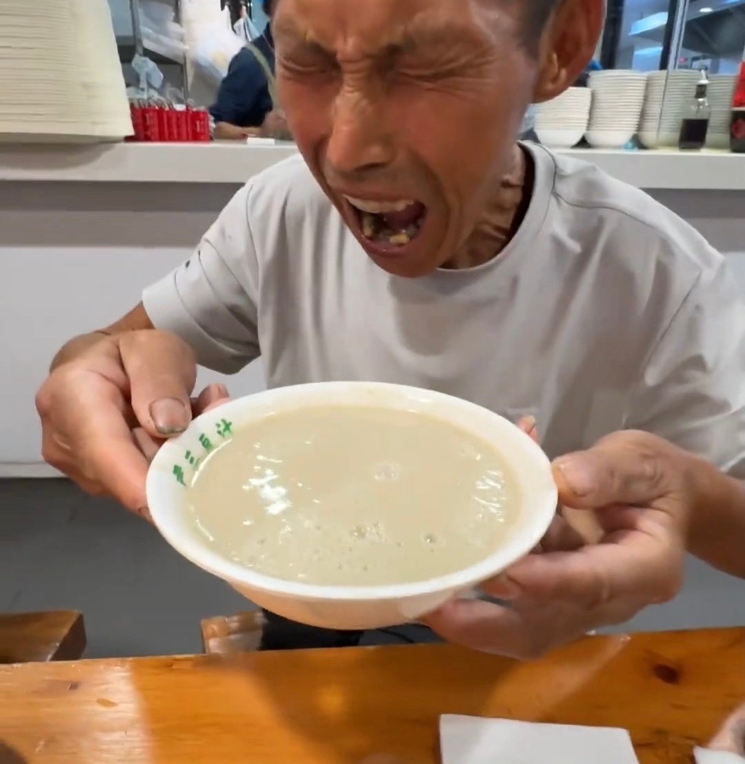 今天是我第一次来北京，特意找了一家“老字号”早餐店，就为点一碗正宗老北京豆汁儿。