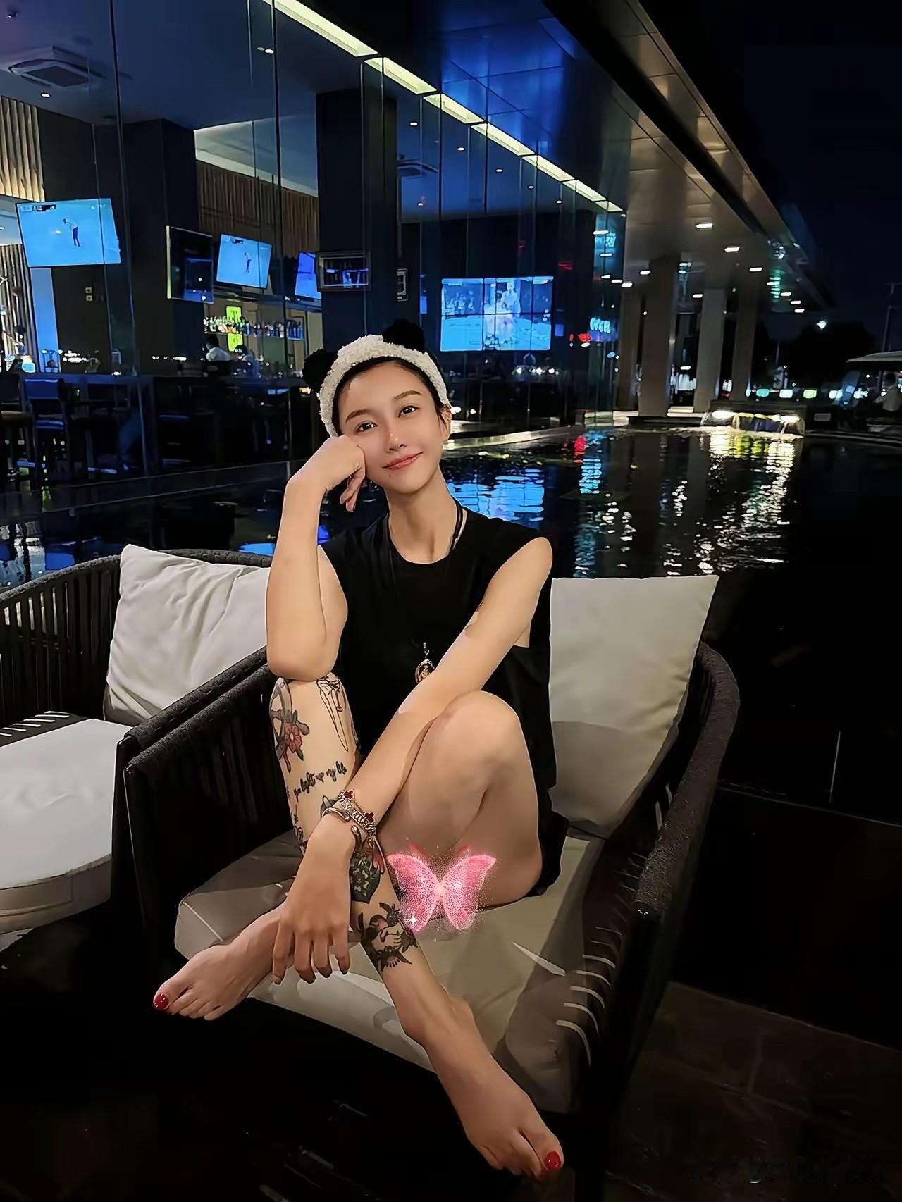 好漂亮的女孩，大家觉得这个纹身给女孩加分，还是减分？
反正我是喜欢，我喜欢有纹身