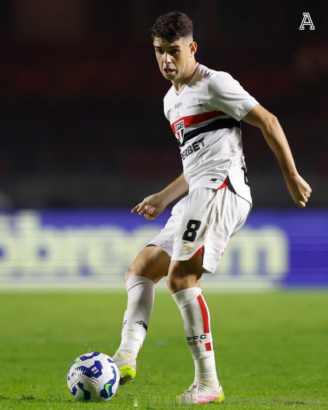 根据巴西媒体报道，34岁的前巴西国脚奥斯卡在训练中昏厥后，被诊断为血管迷走性晕厥