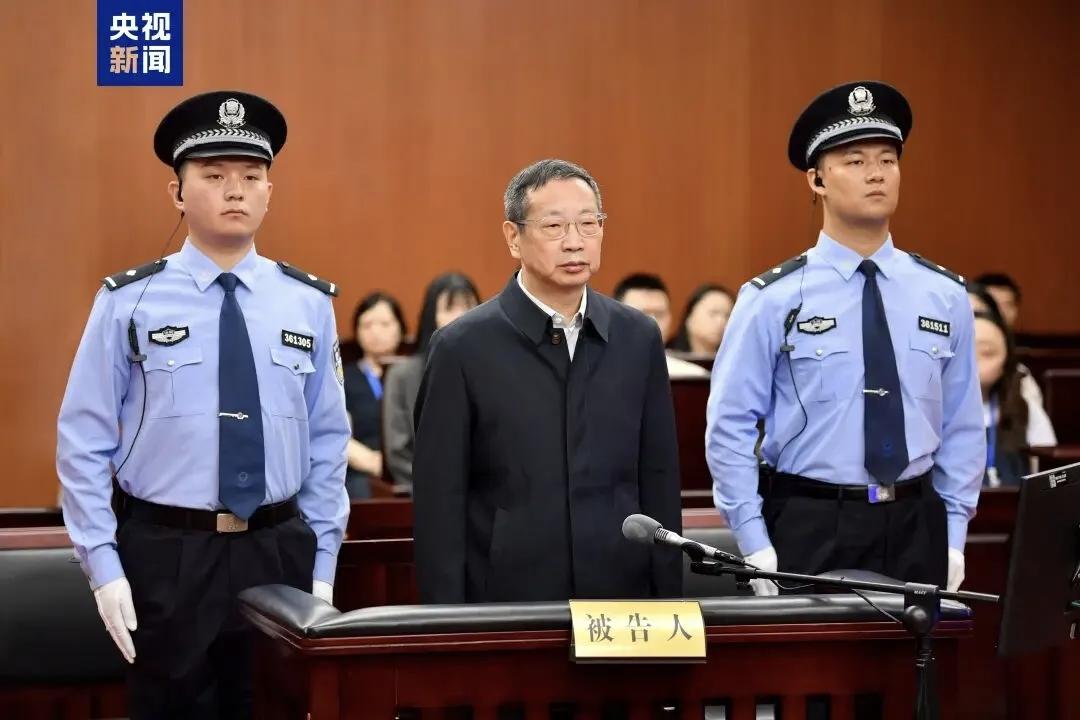 曾经天真地以为，此人是一位务实能干的官员！能带领浦东走向更大的辉煌！可最后才发觉