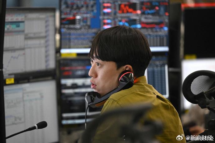 【SK海力士大跌5%】韩股大跌4.4% 截至发稿，SK海力士股价下跌5%。韩国综