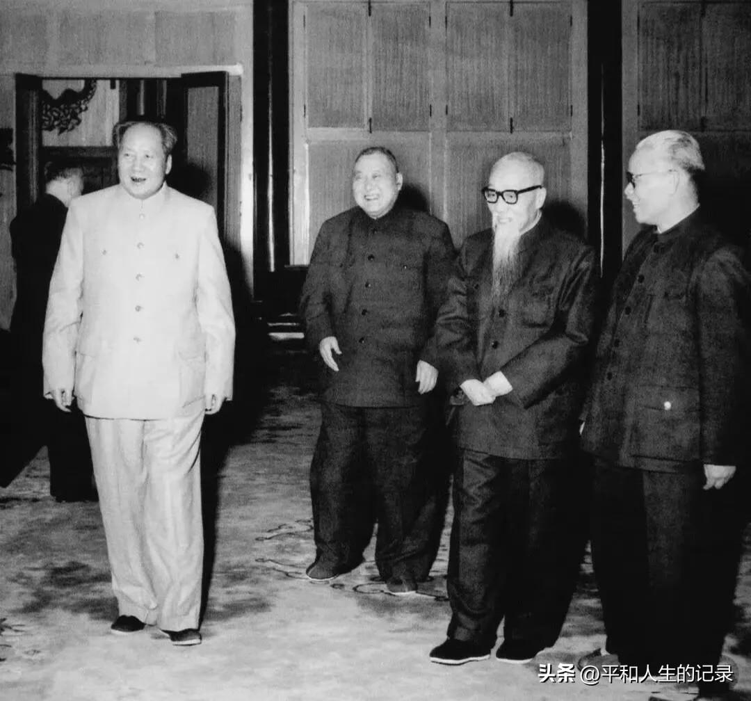 毛主席与陈嘉庚、陈叔通、沈钧儒等爱国民主人士亲切会面。