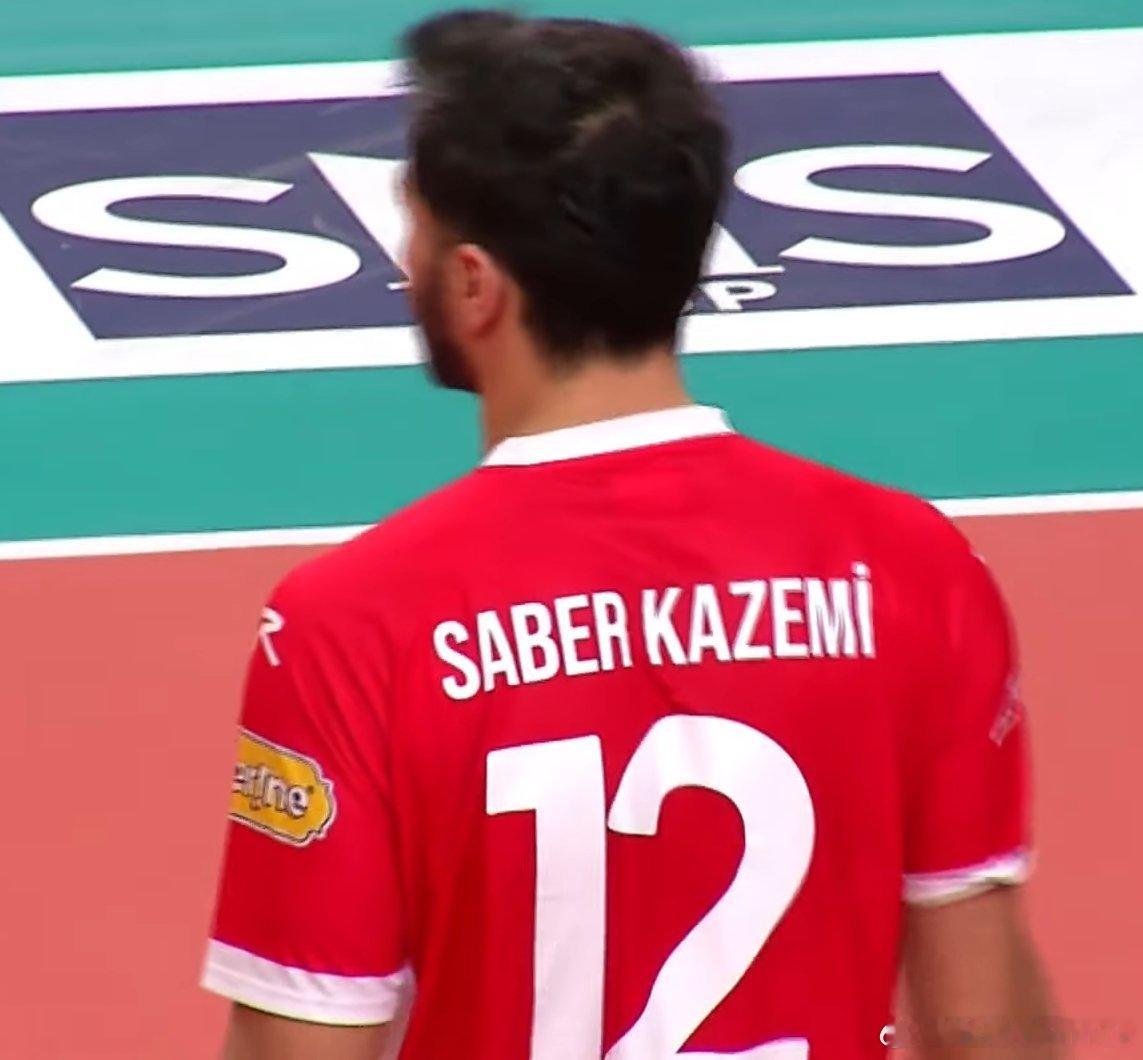 🇮🇷 莫尔札特.沙里菲上场比赛，使用他的好朋友萨贝尔.卡泽米的名字。卡泽米于