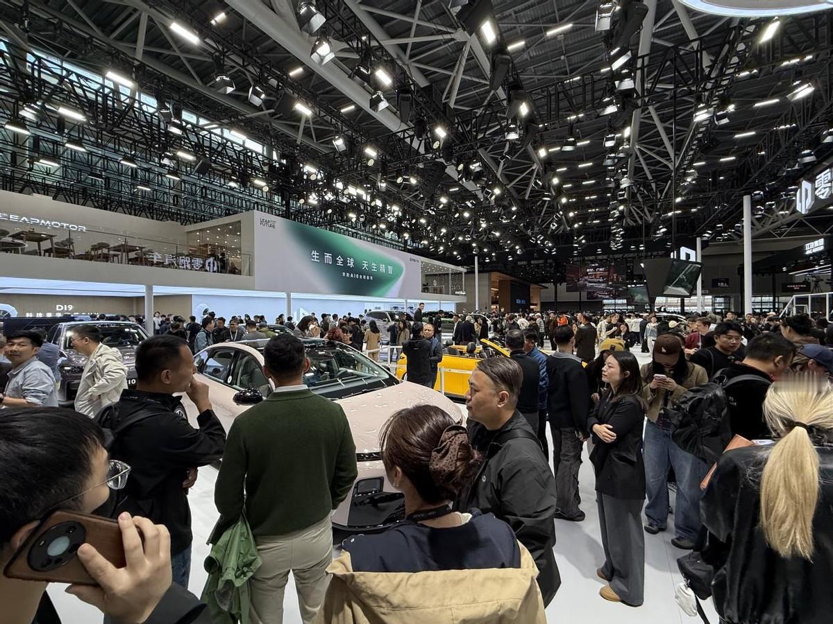 谁能想到，广州车展上，零跑展台竟然挤不动道？
 
一个品牌到底火不火，网上说了不