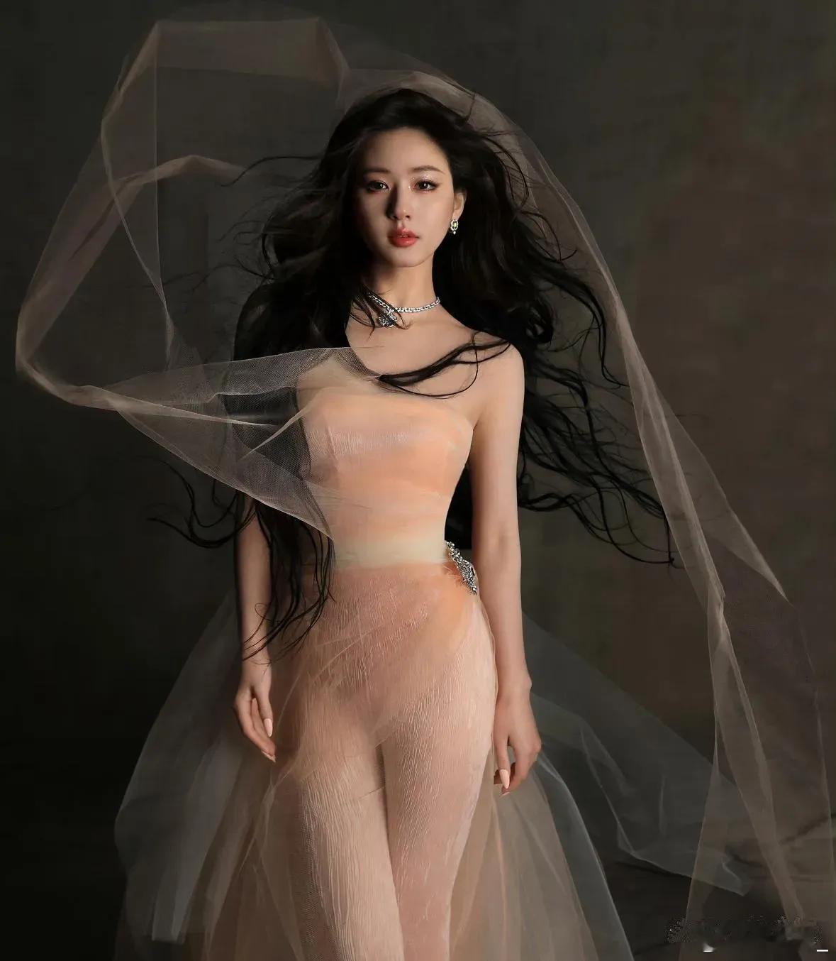赵露思icon这次真的是美出圈⭕icon了，财阀千金既视感，这才是娱乐圈里真正的