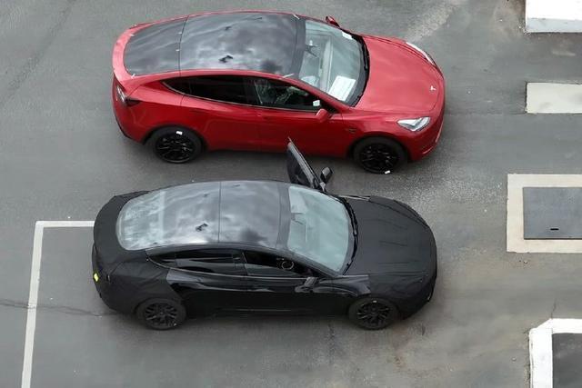 【新款特斯拉Model3上海路试谍照曝光】
网上的消息，据说新款Model3已经