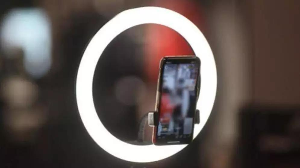 19岁女孩小梦的事儿太让人唏嘘。她辍学后在自家冷链档口当出纳，从2024年7月到