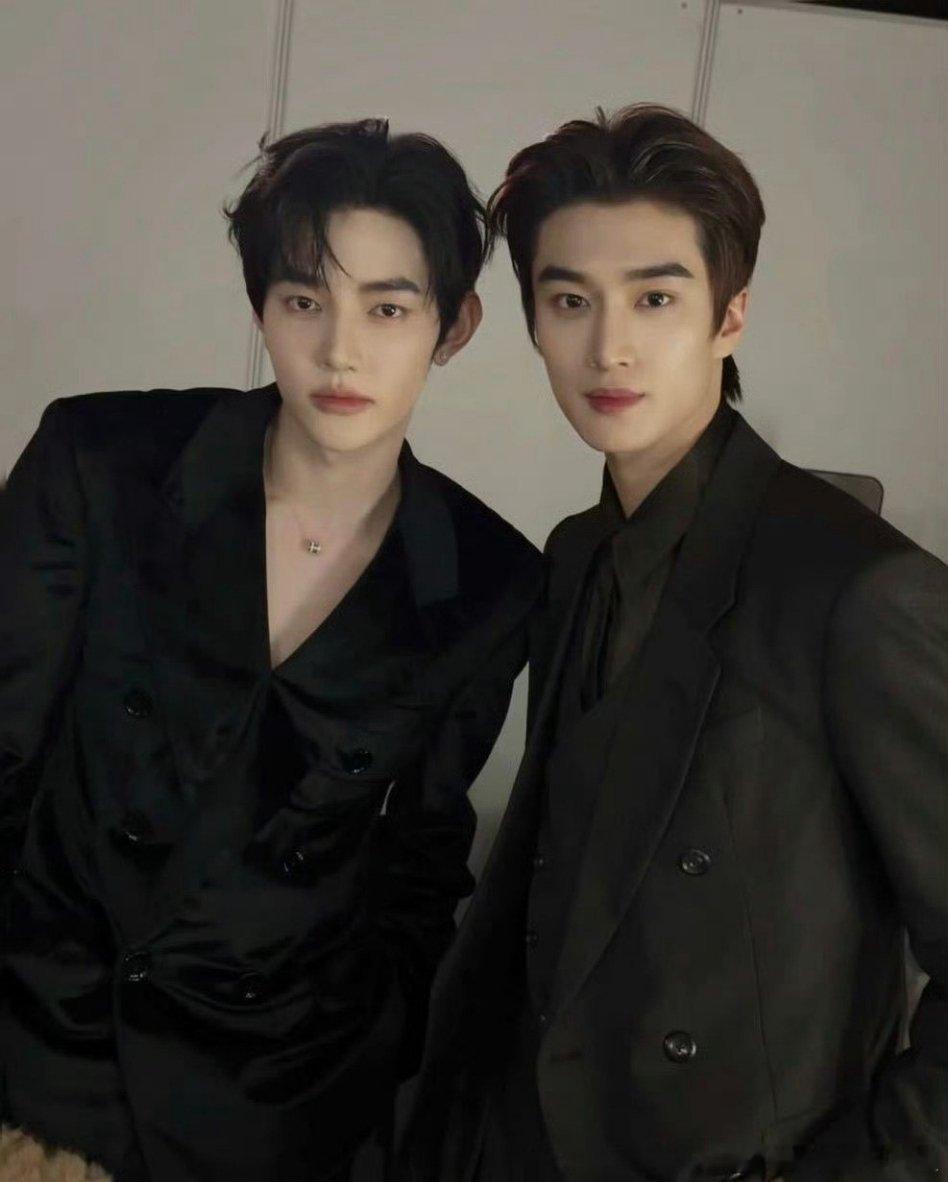 章昊晒和张康乐赖伟明的合照：我的新朋友们！帅哥们的合照