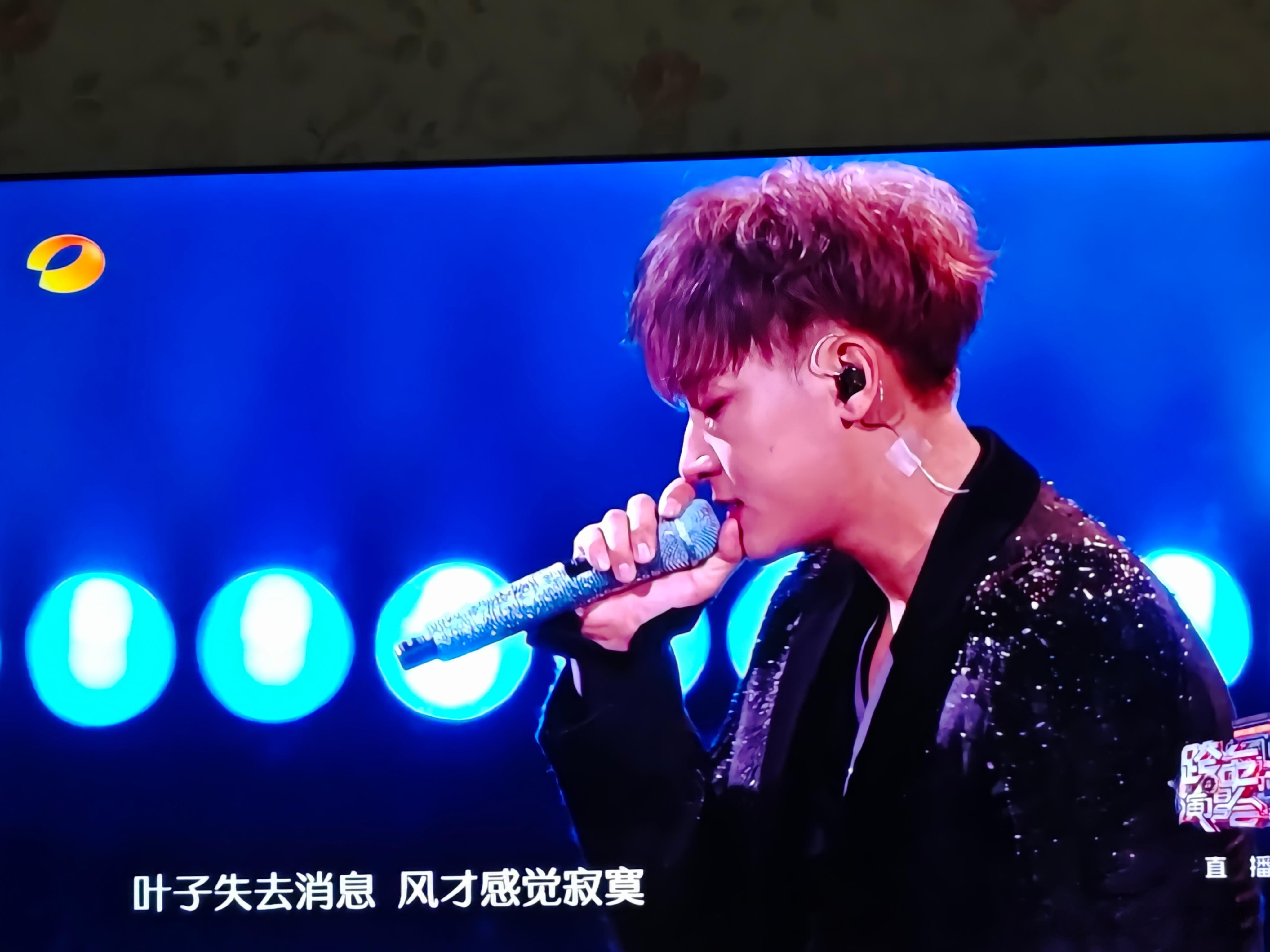 黄子韬徐艺洋亲上了黄子韬徐艺洋颜值不错，本来秀恩爱赚钱，却暴露业务素质短板，还是