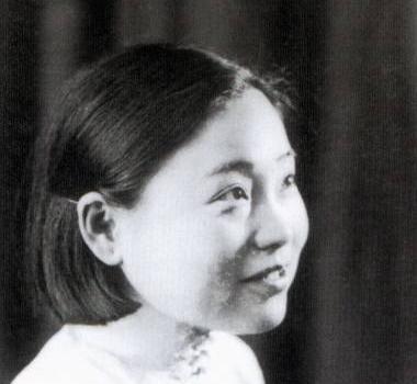 1925年，苏州豪门潘祖年病重。

临终前，他支开旁人，只留下20岁的孙媳妇，厚