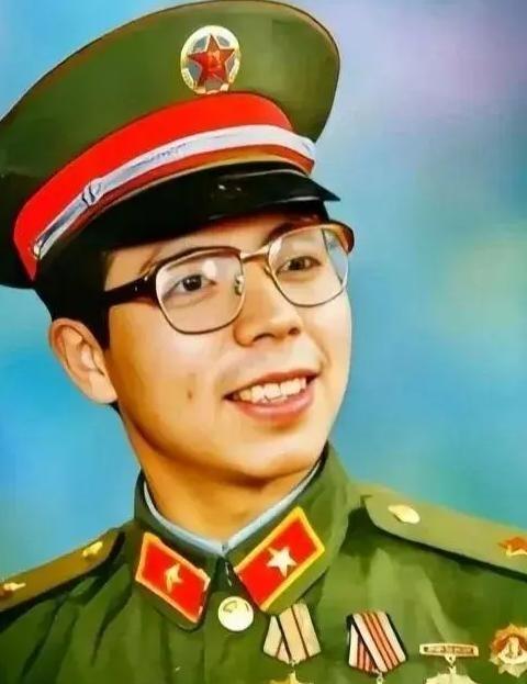 1984年，22岁的陈洪远在老山执行任务时不慎迷了路。他误间进了一个幽深的山洞，