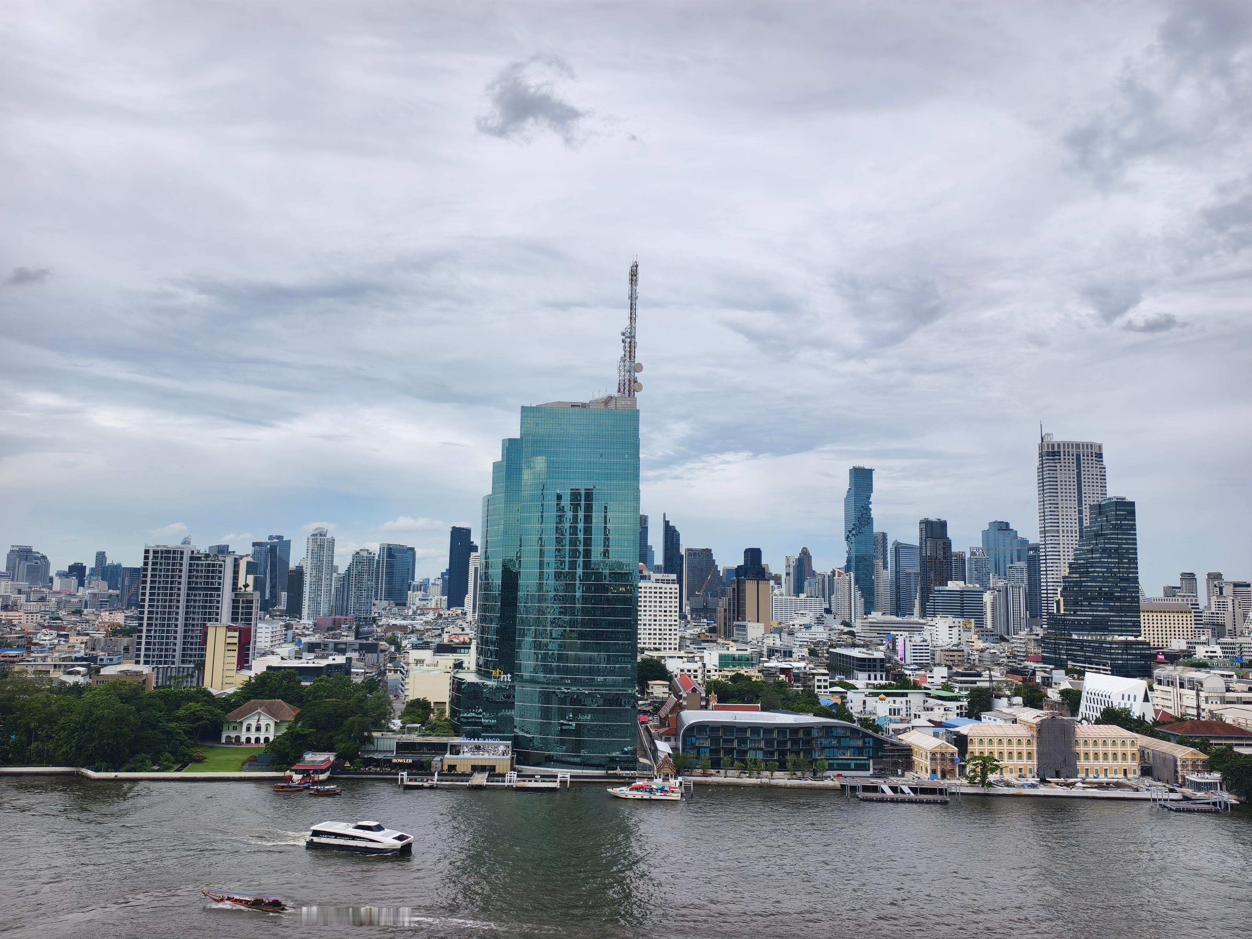不久前，跟着阿段买了一些泡泡玛特的股票，傍晚，赶到湄南河畔，实地考察暹罗天地全球