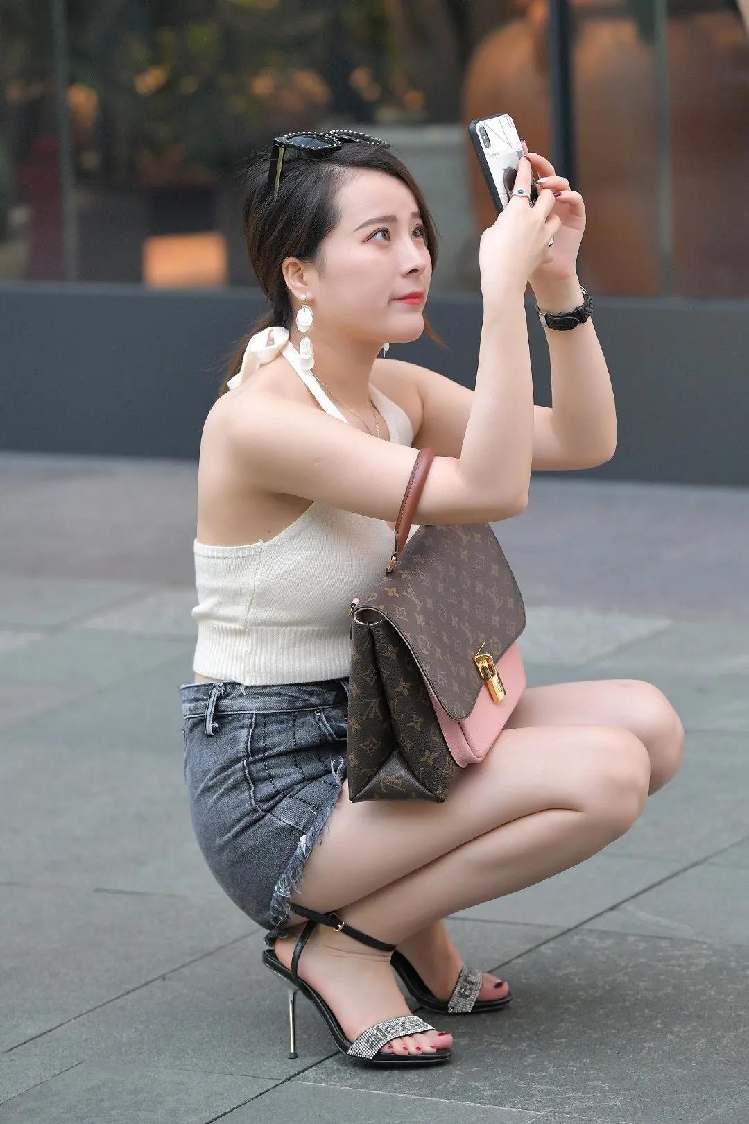 一七令·夏

夏。
荷香，蝉哑。
柳丝长，榴火大。
雨打芭蕉，风摇竹架。
心静自