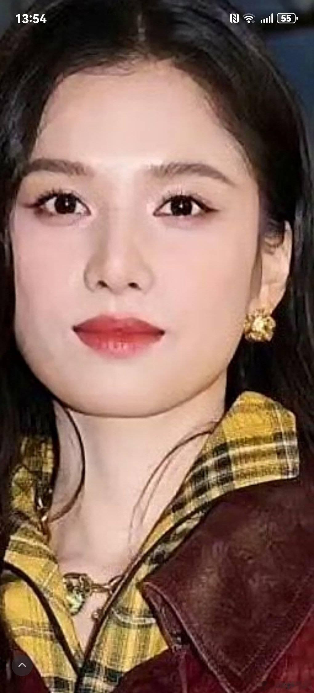比如营销的张婧仪 除了眼妆嘴唇有一点点，鼻侧面部脸周，肌肤完全糊得很，正常人真“