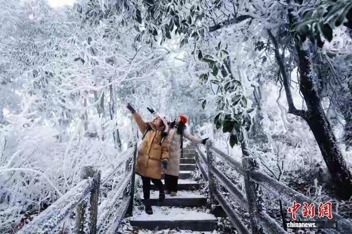 在冬日的寒风中，桂林资源县的山野变成了一幅梦幻般的画卷。1月21日，随着强冷空气