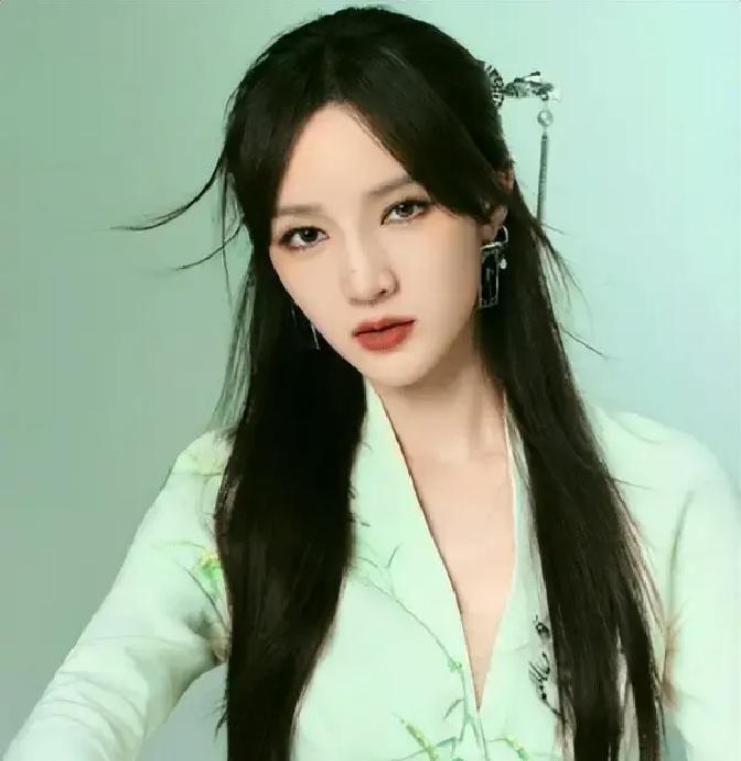 2026年3月20日下午，北京798秀场大门外，特邀嘉宾孟佳竟被保安直接拦住，错