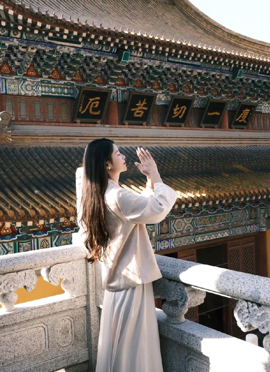 我愿化身石桥，受那五百年风吹，
五百年日晒，五百年雨淋，
只求她从桥上经过。
