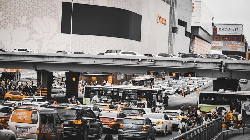 在这场风波背后，是传统模式与新思维的碰撞。车企既要抵御低价竞争的压力，又得加速智