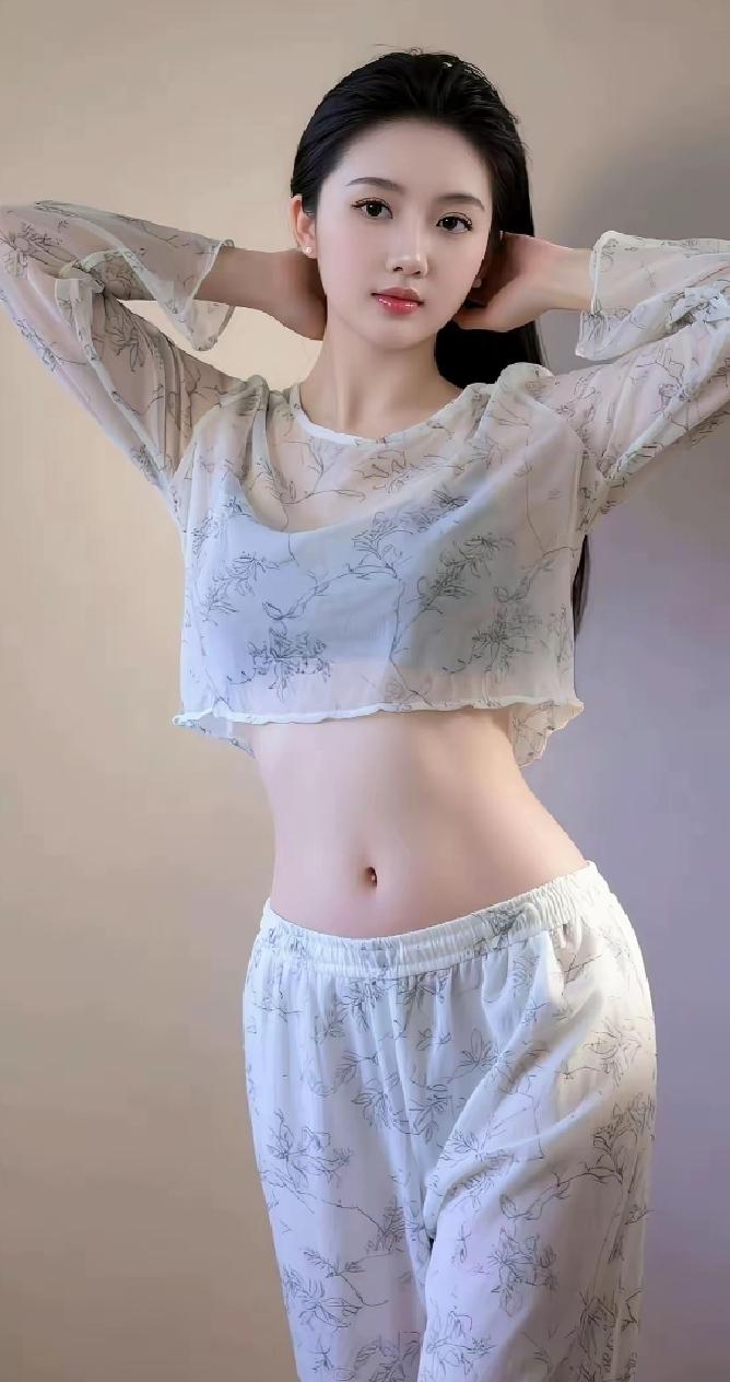 花枝拂面，轻纱拂心，少女靓影宛如春日诗篇。想起那些漂亮的女演员，就像花墙中绽放的