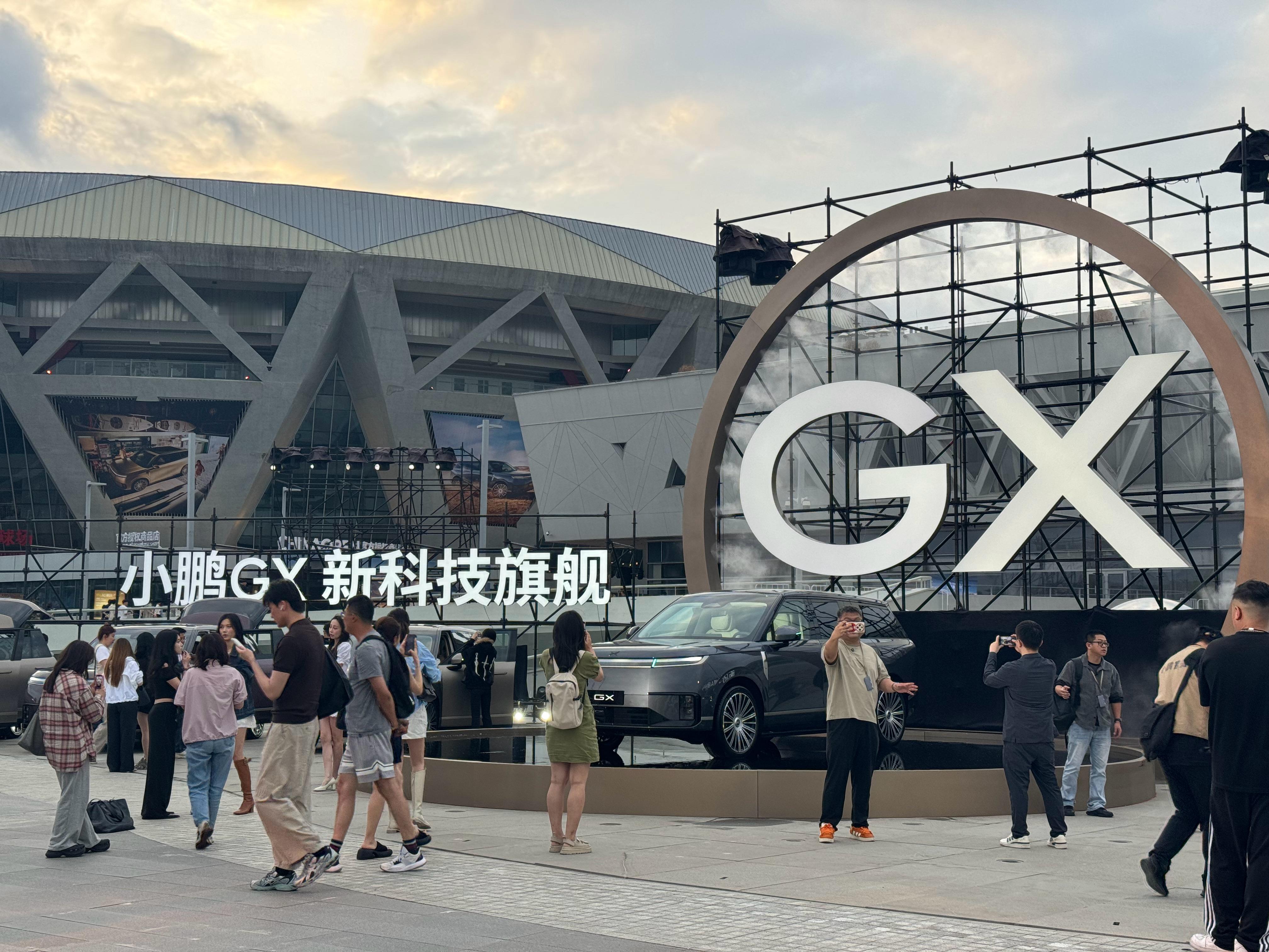 到发布会现场了，今晚见证这台物理AI时代的科技大成之作小鹏GX正式发布，据说价格